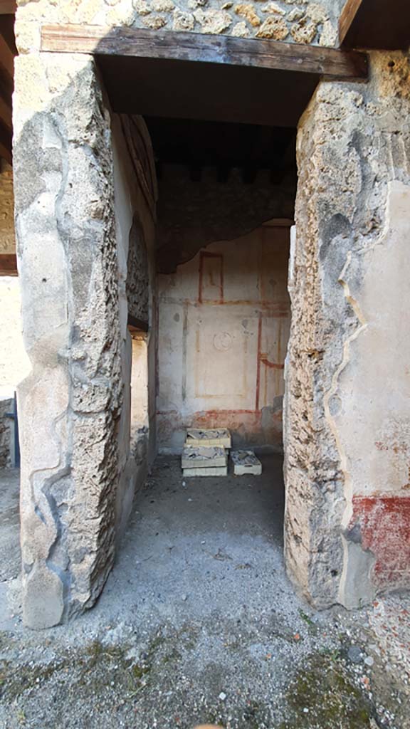 I.11.1 Pompeii. July 2021.
North wall of ala, looking north through doorway into cubiculum.
Foto Annette Haug, ERC Grant 681269 DÉCOR.