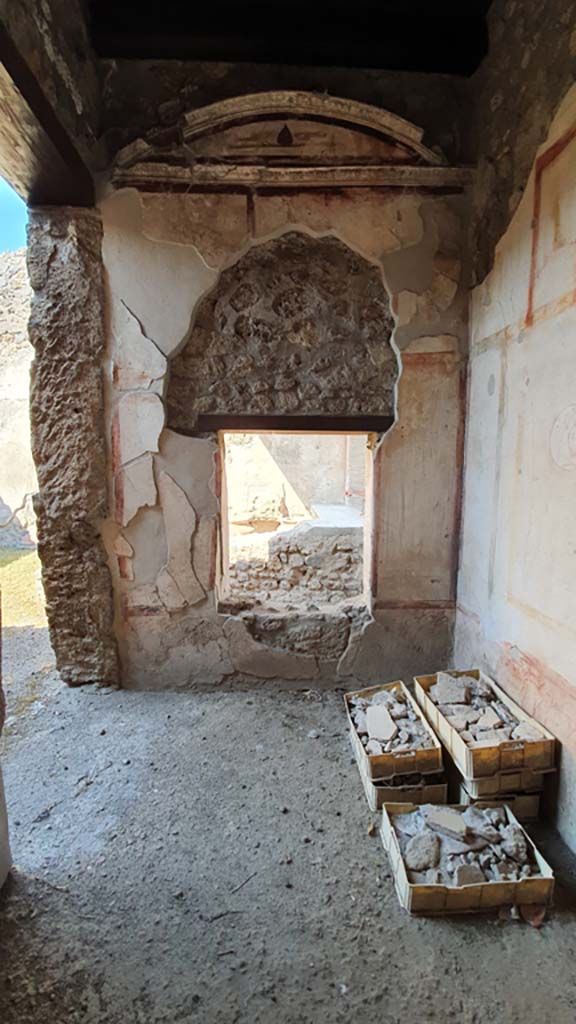 I.11.1 Pompeii. July 2021.
Looking west in cubiculum towards window overlooking bar-room.
Foto Annette Haug, ERC Grant 681269 DÉCOR.