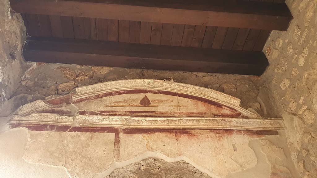 I.11.1 Pompeii. July 2021. Upper west wall above window to bar-room.
Foto Annette Haug, ERC Grant 681269 DÉCOR.
