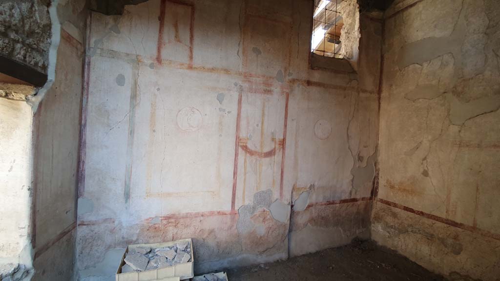 I.11.1 Pompeii. July 2021. North wall of cubiculum with window overlooking Via dell’Abbondanza.
Foto Annette Haug, ERC Grant 681269 DÉCOR.