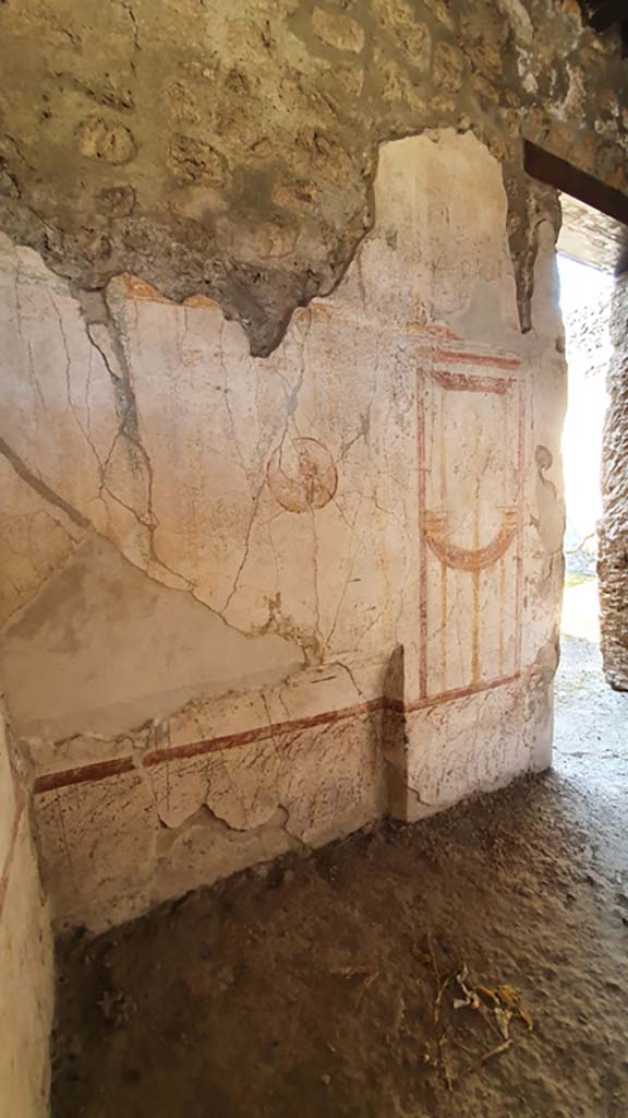 I.11.1 Pompeii. July 2021.
South wall of cubiculum, with doorway into ala, on right.
Foto Annette Haug, ERC Grant 681269 DÉCOR.