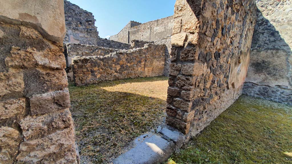 I.11.1 Pompeii. July 2021. Doorway in south wall of bar-room leading into another room, perhaps used by the customers.
Foto Annette Haug, ERC Grant 681269 DÉCOR.