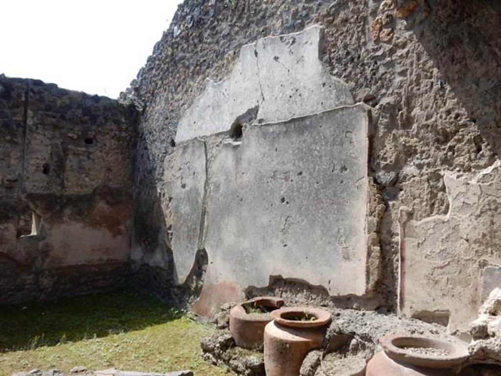1.11.1 Pompeii. May 2015. West side with remains of four urns.
Photo courtesy of Buzz Ferebee.