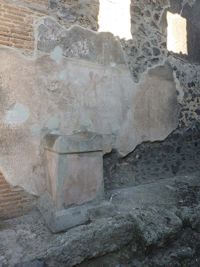 Street altar on west side wall of I.11.1 Pompeii. October 2014.
Foto Annette Haug, ERC Grant 681269 DÉCOR.