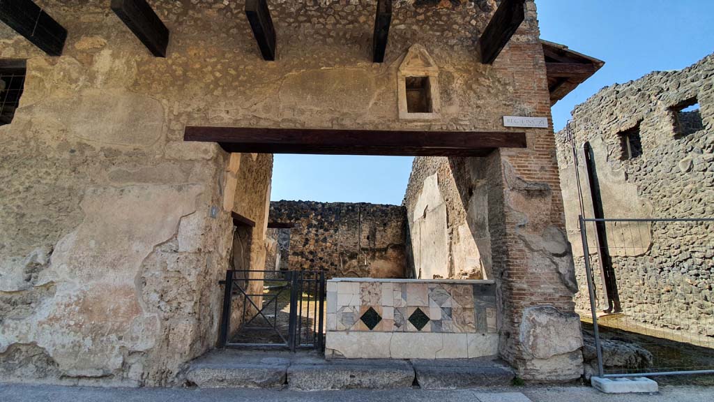 I.11.1 Pompeii. July 2021.
Looking south on Via dell’Abbondanza towards entrance doorway, with unnamed vicolo between I.11 and I.9, on right.
Foto Annette Haug, ERC Grant 681269 DÉCOR.