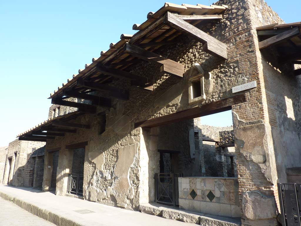 I.11.1 Pompeii. October 2014. Looking south-east from entrance doorway along Via dell’Abbondanza.
Foto Annette Haug, ERC Grant 681269 DÉCOR.