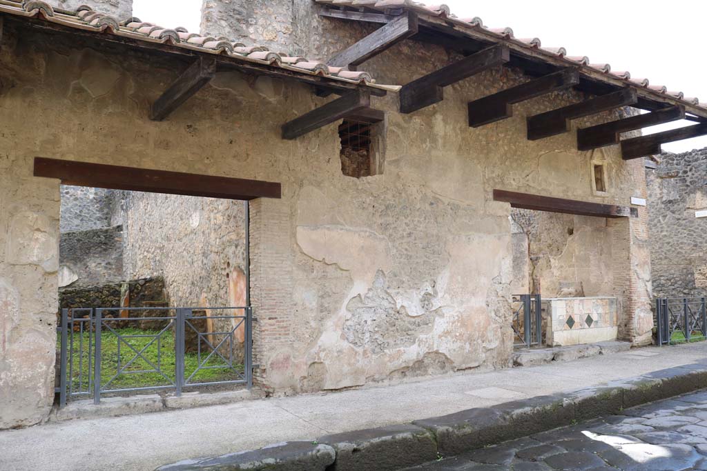 I.11.2, on left, with I.11.1, on right. December 2018.
The window with grating, as mentioned by Della Corte above, can be seen between the doorways. Photo courtesy of Aude Durand.