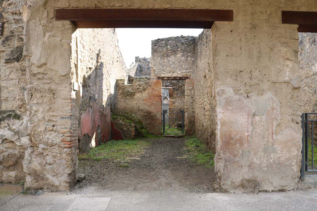 I.11.3 Pompeii. December 2018.
Looking towards entrance doorway on south side of Via dell’Abbondanza. Photo courtesy of Aude Durand.