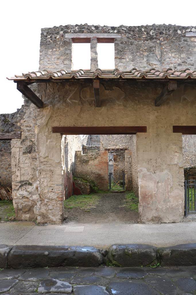 I.11.3 Pompeii. December 2018.
Entrance doorway with window above, on south side of Via dell’Abbondanza. Photo courtesy of Aude Durand.