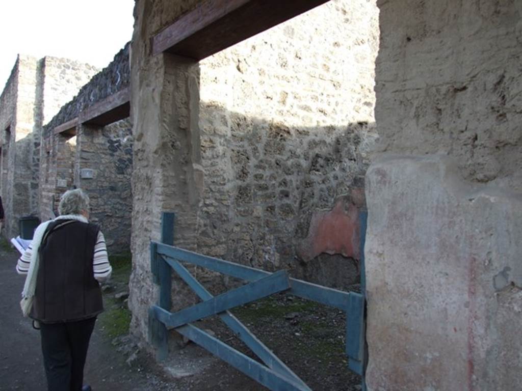 I.11.3 Pompeii. December 2007. Entrance on Via dell’Abbondanza, looking east.