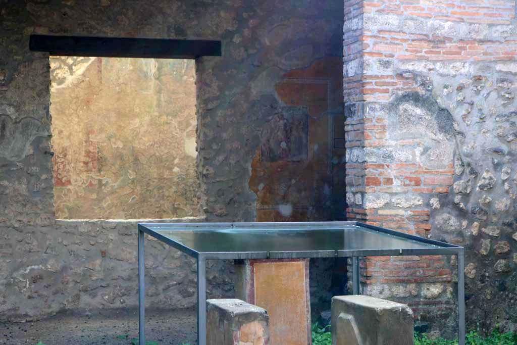 I.11.6 Pompeii. December 2018.
Looking across table towards window in south wall and towards south-west corner of tablinum. Photo courtesy of Aude Durand.