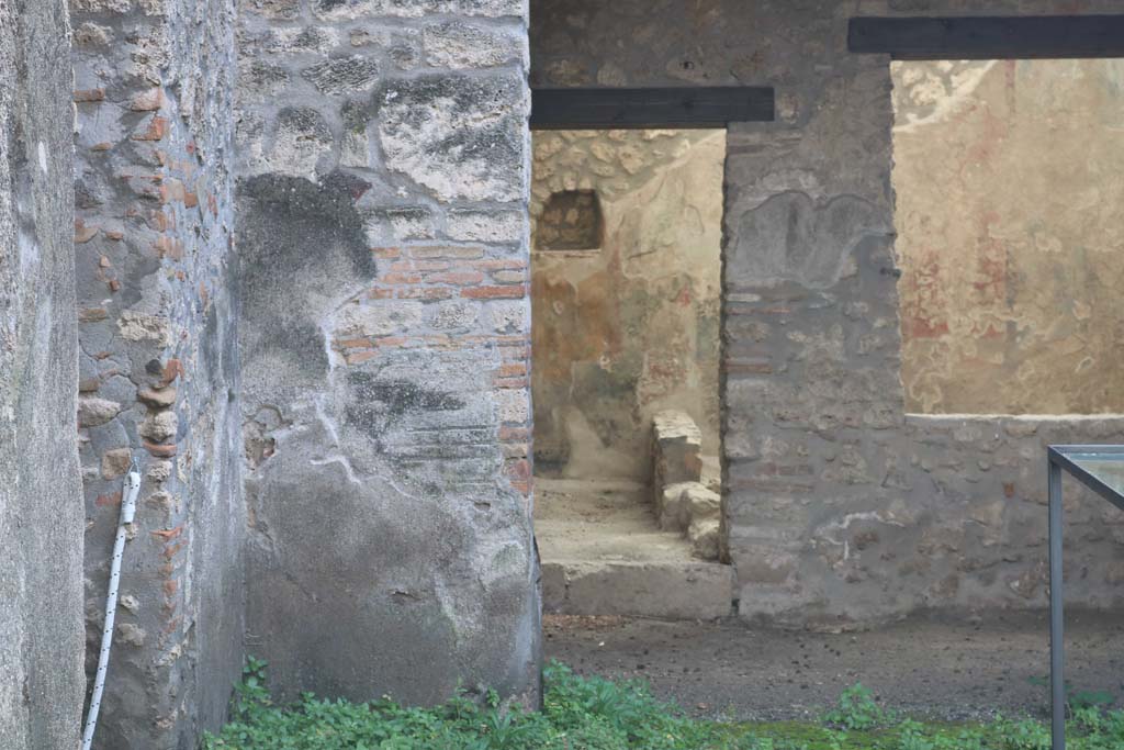 I.11.6 Pompeii. December 2018.
Room 5, south-east corner of tablinum with doorway to corridor, and window overlooking garden in south wall. Photo courtesy of Aude Durand.
