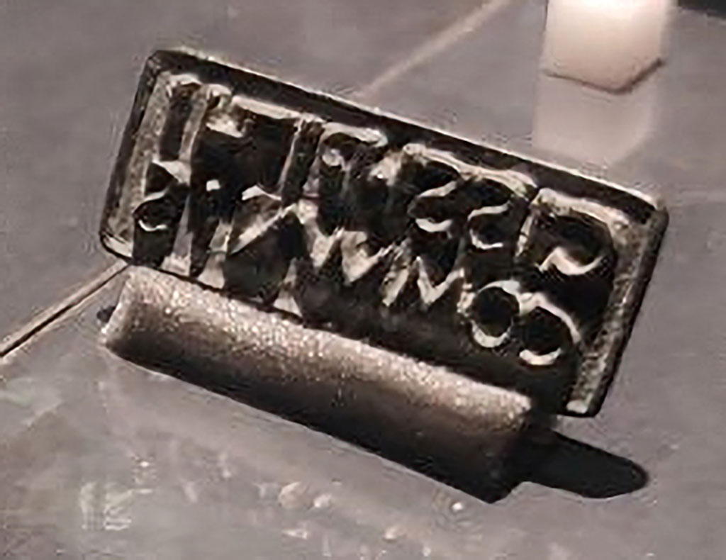 I.11.6 Pompeii. Bronze seal of Cissi Pithi Communis, a freedman. SAP 10787.
Found in a bronze arca (chest) in the south-east corner of the atrium.
According to Mileti, the two seals found in the chest bear the inscribed names of the two freedmen Cissus Pithis Communis and C. Poppaeus Idrus, which shows that the house was no longer the property of an indistinct Maximus as Della Corte had classified it.
See Mileti, M. C., 2000. La casa I, 11, 6-7 a Pompeii: Rivista di Studi Pompeiani XI, p. 110.
