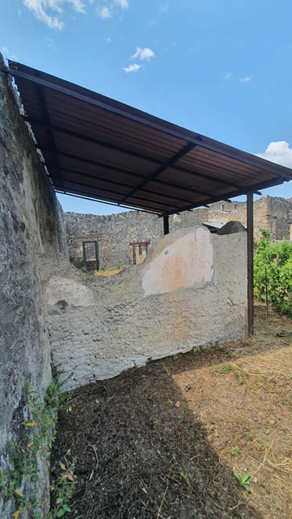 I.11.10 Pompeii. July 2021.
Looking west towards small room against south wall of garden area with remains of painted stucco.
Foto Annette Haug, ERC Grant 681269 DÉCOR.