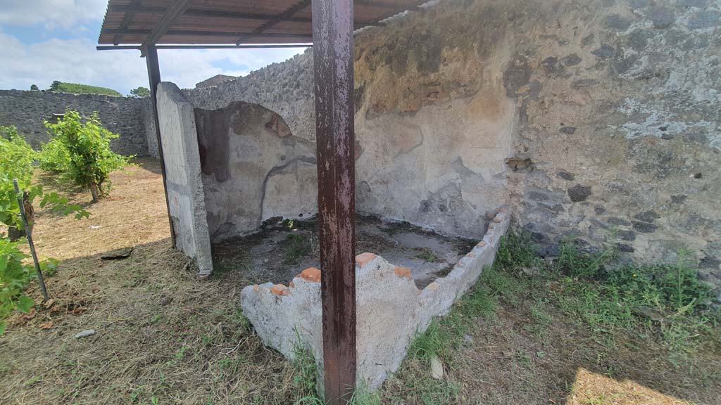 I.11.10 Pompeii. July 2021. Looking east along south wall of garden area with small room.
Foto Annette Haug, ERC Grant 681269 DÉCOR.