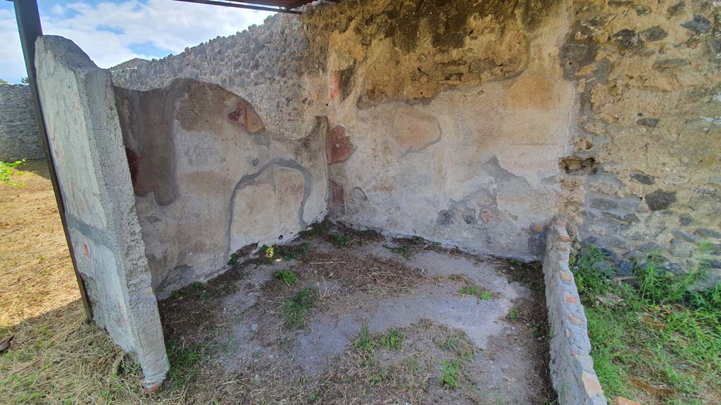 I.11.10 Pompeii. July 2021. Looking south-east towards remaining painted walls of small room.
Foto Annette Haug, ERC Grant 681269 DÉCOR.