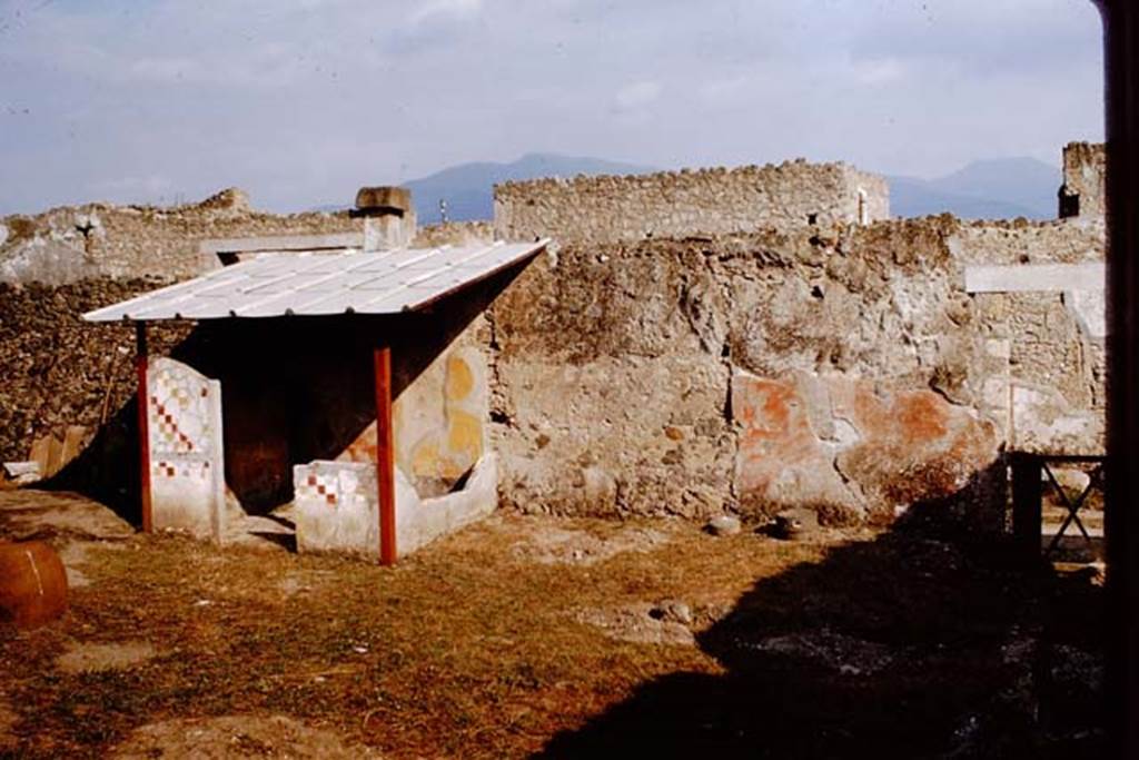 I.11.10 Pompeii. 1964. Looking towards south wall of garden area. Photo by Stanley A. Jashemski.
Source: The Wilhelmina and Stanley A. Jashemski archive in the University of Maryland Library, Special Collections (See collection page) and made available under the Creative Commons Attribution-Non Commercial License v.4. See Licence and use details.
J64f1963