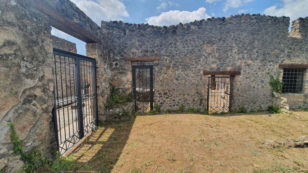 I.11.10 Pompeii. July 2021.
Looking west towards entrance doorway, on left, two doorways into bar-room, and window into room for clients.
Foto Annette Haug, ERC Grant 681269 DÉCOR.