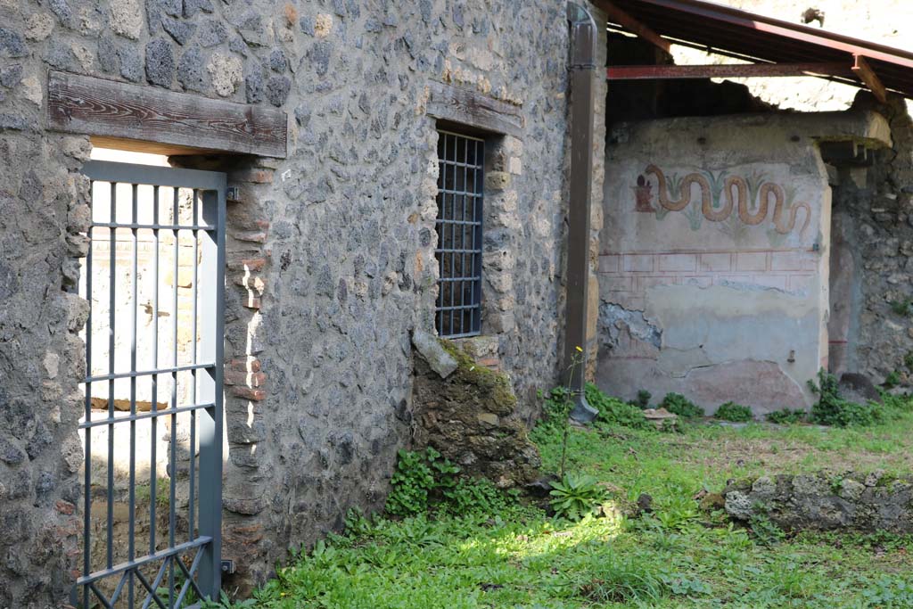 I.11.10 Pompeii. December 2018.
Looking north-west from garden area, across site of a small enclosure with a low wall. Photo courtesy of Aude Durand.