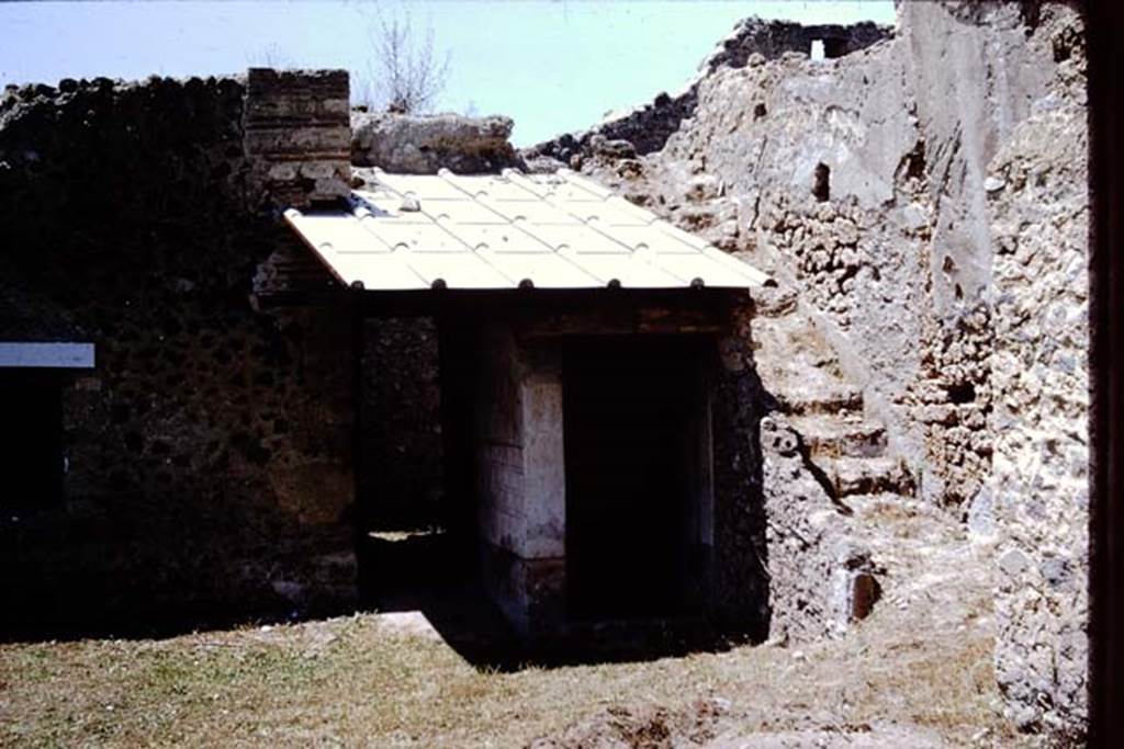 I.11.10 Pompeii. 1964. Looking west towards doorway to latrine, with painted serpent on exterior wall. The stairs to the upper floor are to the north (right) of the latrine doorway. Photo by Stanley A. Jashemski.
Source: The Wilhelmina and Stanley A. Jashemski archive in the University of Maryland Library, Special Collections (See collection page) and made available under the Creative Commons Attribution-Non Commercial License v.4. See Licence and use details.
J64f1545