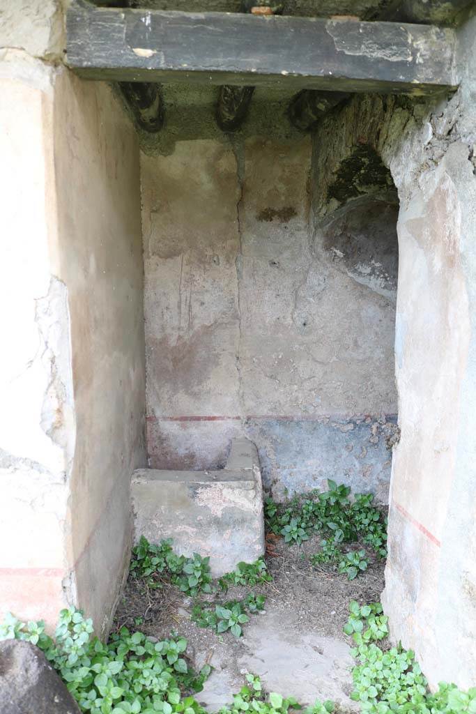 I.11.10 Pompeii. December 2018.
Looking west into latrine with small water basin. Photo courtesy of Aude Durand.