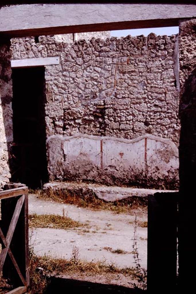 I.11.10 Pompeii. 1964. Looking south from garden entrance onto Via di Castricio. Opposite the doorway are the remains of painted plaster on the exterior wall of I.16.3. Photo by Stanley A. Jashemski.
Source: The Wilhelmina and Stanley A. Jashemski archive in the University of Maryland Library, Special Collections (See collection page) and made available under the Creative Commons Attribution-Non Commercial License v.4. See Licence and use details.
J64f1573