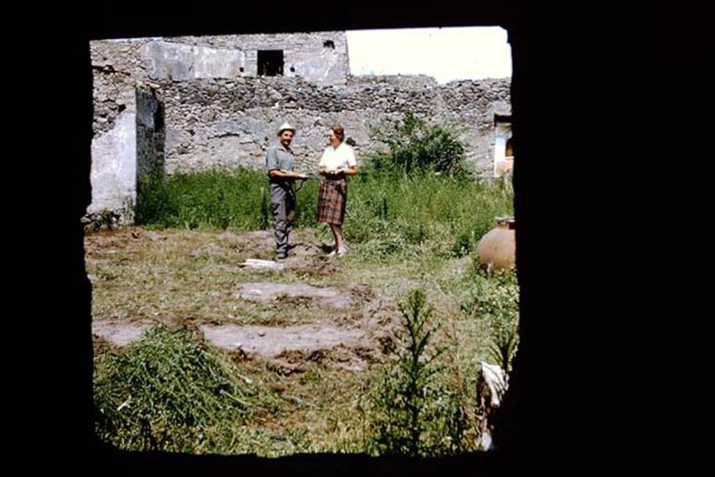 I.11.11/10 Pompeii. 1964. Looking east through a window towards the workers. Photo by Stanley A. Jashemski.
Source: The Wilhelmina and Stanley A. Jashemski archive in the University of Maryland Library, Special Collections (See collection page) and made available under the Creative Commons Attribution-Non Commercial License v.4. See Licence and use details.
J64f1499