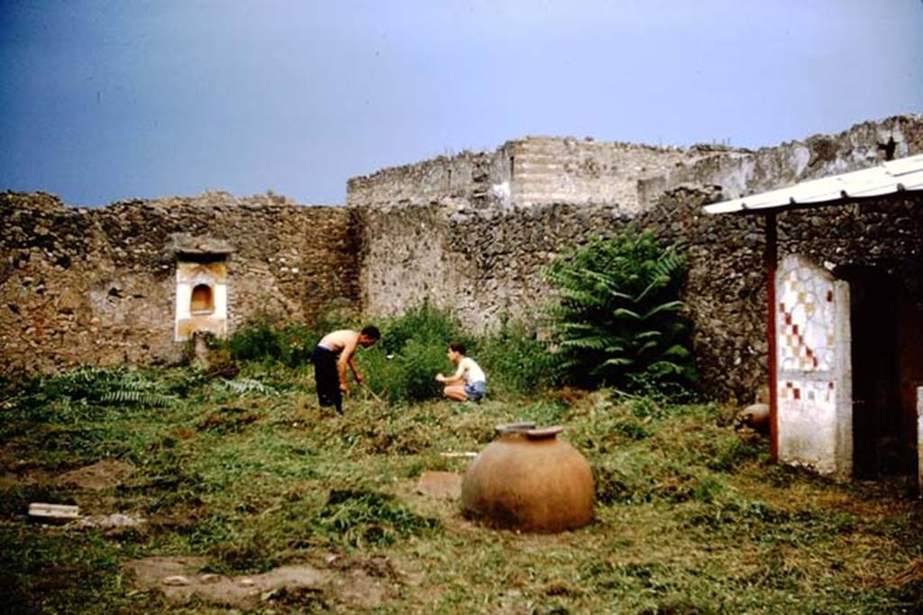 I.11.10 Pompeii. 1964. Looking east across area. Photo by Stanley A. Jashemski.
Source: The Wilhelmina and Stanley A. Jashemski archive in the University of Maryland Library, Special Collections (See collection page) and made available under the Creative Commons Attribution-Non Commercial License v.4. See Licence and use details. J64f1509
