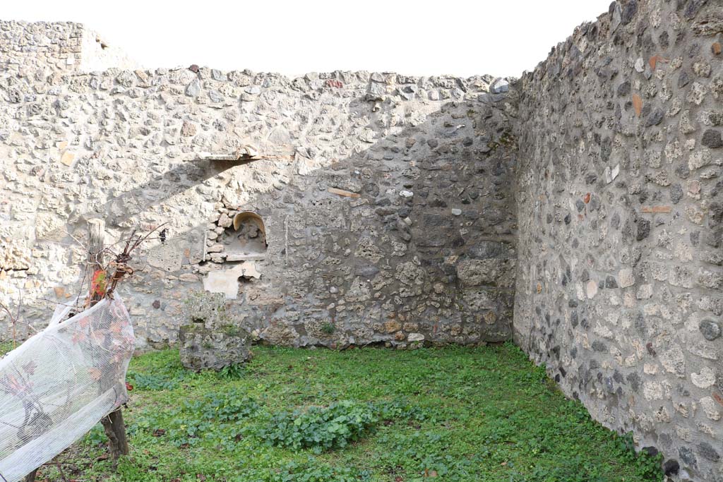 I.11.10 Pompeii. December 2018. 
Looking towards south-east corner of garden area, with lararium in east wall. Photo courtesy of Aude Durand.
