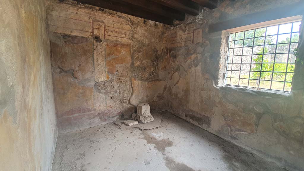 I.11.10 Pompeii. July 2021. Looking towards north wall, and east wall with window.
Foto Annette Haug, ERC Grant 681269 DÉCOR.