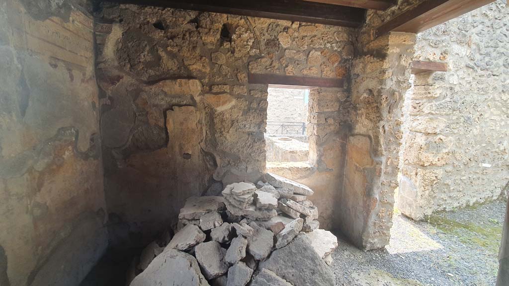 I.11.10 Pompeii. July 2021. Looking towards south wall with window onto bar-room.
Foto Annette Haug, ERC Grant 681269 DÉCOR.
