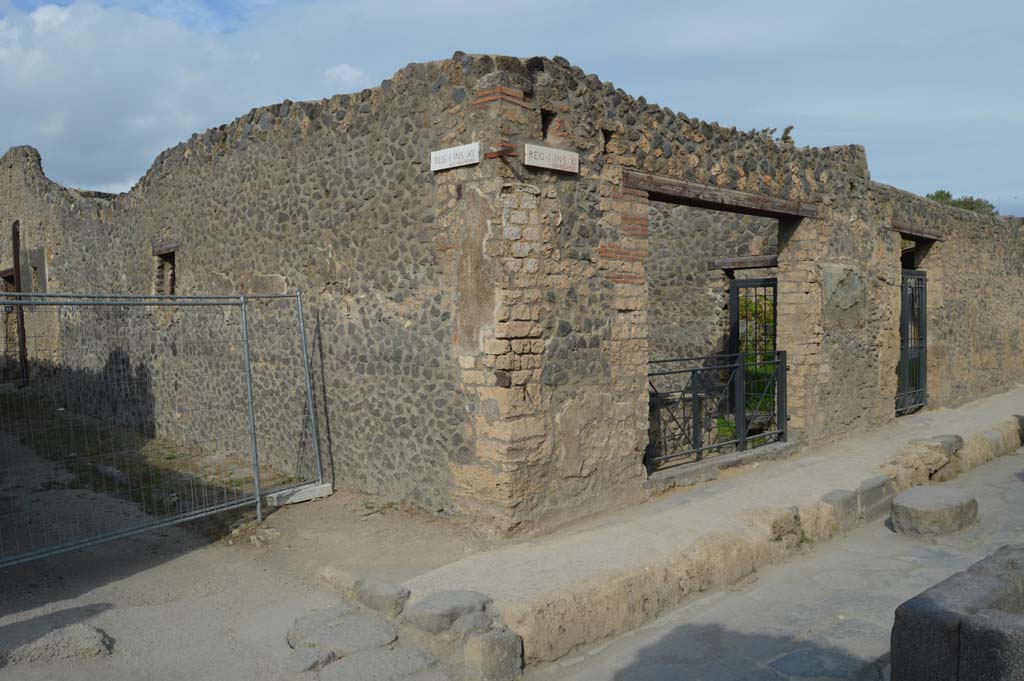I.11.11 Pompeii, centre right. October 2017.
Looking towards corner of junction between unnamed vicolo, on left, and Via di Castricio, on right.
Foto Taylor Lauritsen, ERC Grant 681269 DÉCOR.