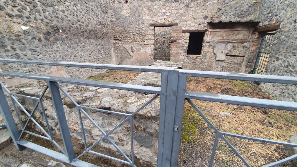 I.11.11 Pompeii. July 2021. Looking north across bar-counter from entrance doorway.
Foto Annette Haug, ERC Grant 681269 DÉCOR.