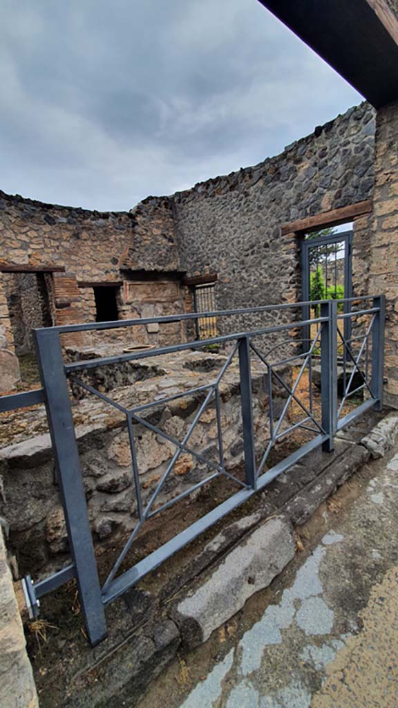 I.11.11 Pompeii. July 2021.
Looking north-east from entrance across bar-counter.
Foto Annette Haug, ERC Grant 681269 DÉCOR.