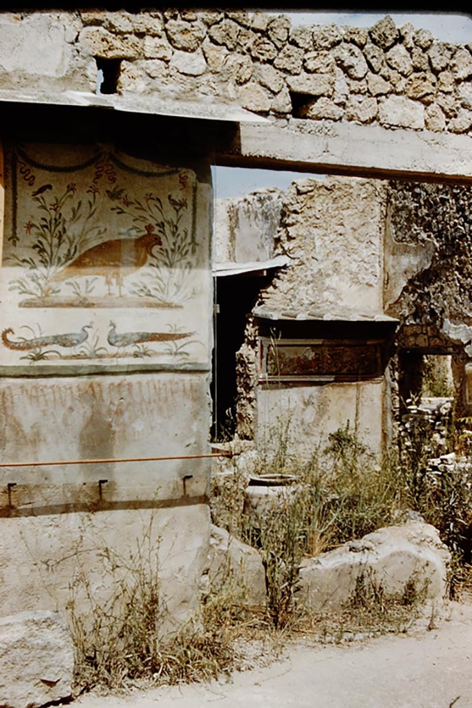 I.11.11 Pompeii. 1959.
Entrance doorway, with sign and inscription. Photo by Stanley A. Jashemski.
Source: The Wilhelmina and Stanley A. Jashemski archive in the University of Maryland Library, Special Collections (See collection page) and made available under the Creative Commons Attribution-Non-Commercial License v.4. See Licence and use details.
J59f0500