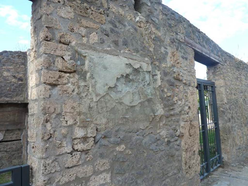 I.11.11 Pompeii. September 2015. Remaining graffiti on exterior walls on south side of insula near 1.11.11 and 1.11.10.