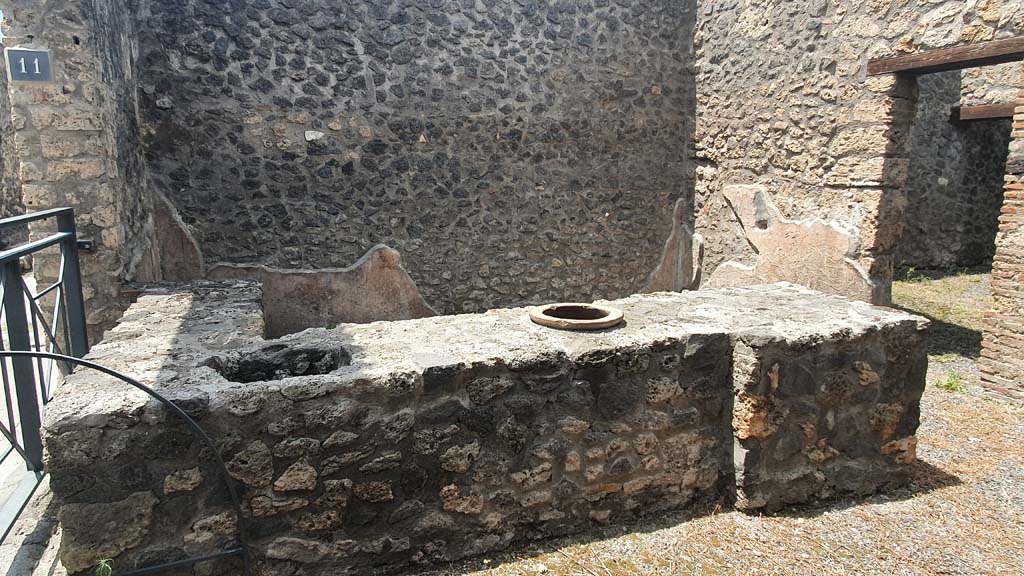 I.11.11 Pompeii. July 2021. Looking west across counter in bar-room.
Foto Annette Haug, ERC Grant 681269 DÉCOR.