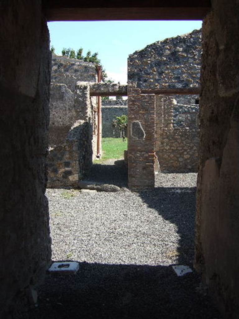 I.11.12 Pompeii. September 2005.  Looking east across atrium to garden.