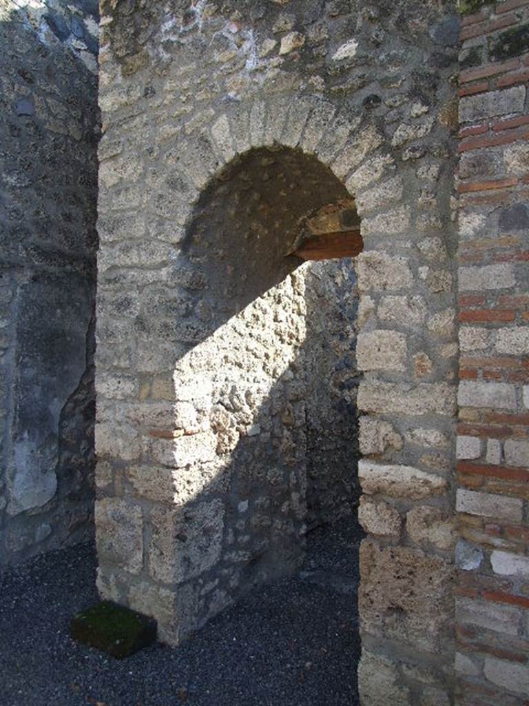 I.11.14 Pompeii. December 2006. Arched doorway to cubiculum.