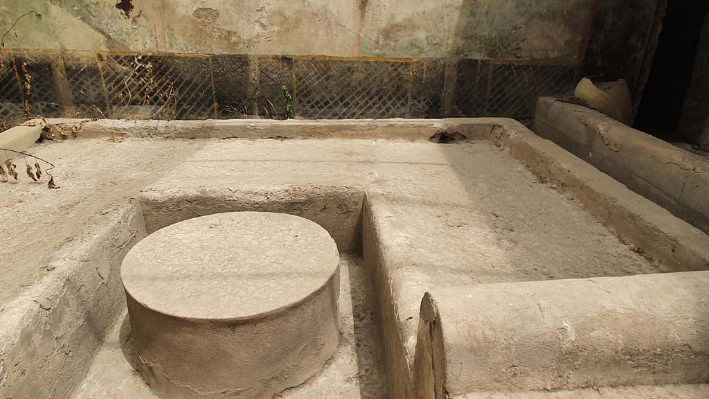 I.11.16 Pompeii. July 2021. Room 6, looking east across triclinium couches, with round table.
Foto Annette Haug, ERC Grant 681269 DÉCOR.