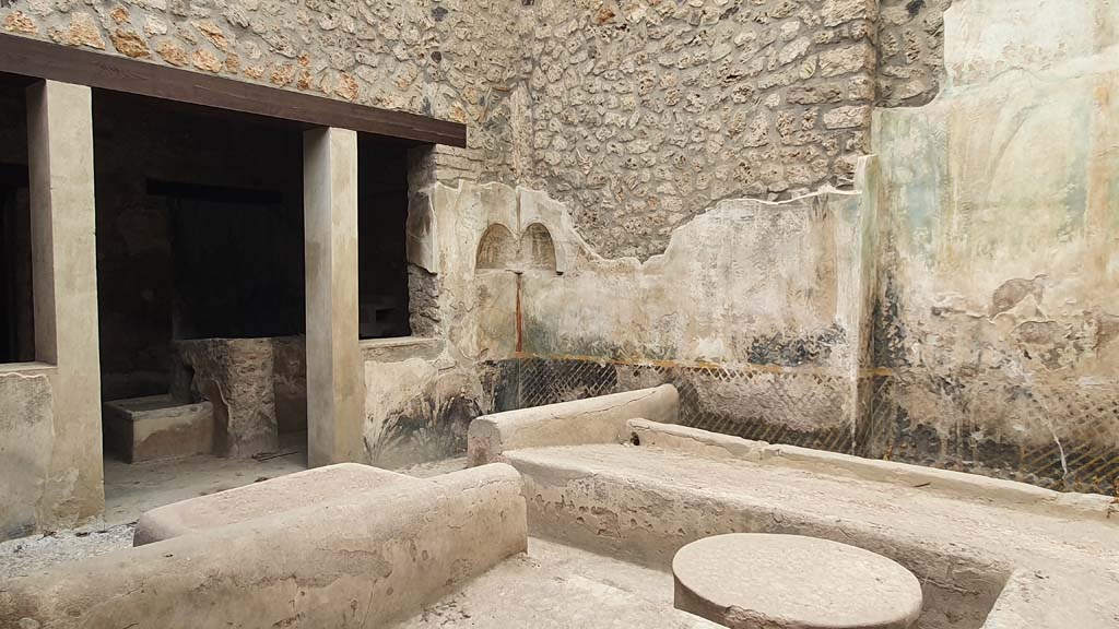 I.11.16 Pompeii. July 2021. Room 6, looking across triclinium towards north-west corner.
Foto Annette Haug, ERC Grant 681269 DÉCOR.