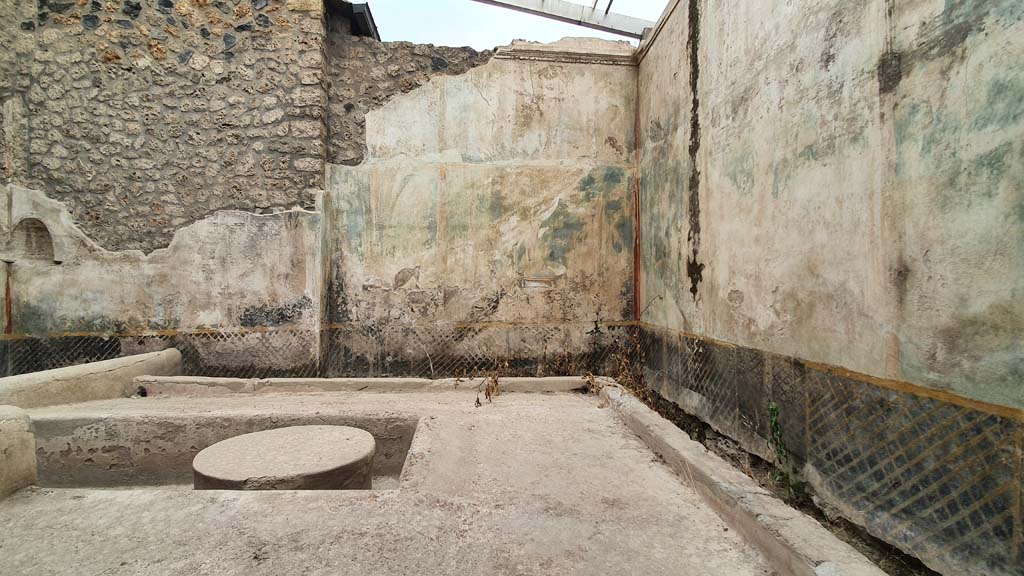 I.11.16 Pompeii. July 2021. Room 6, looking north along east wall towards north wall and north-east corner.
Foto Annette Haug, ERC Grant 681269 DÉCOR.
