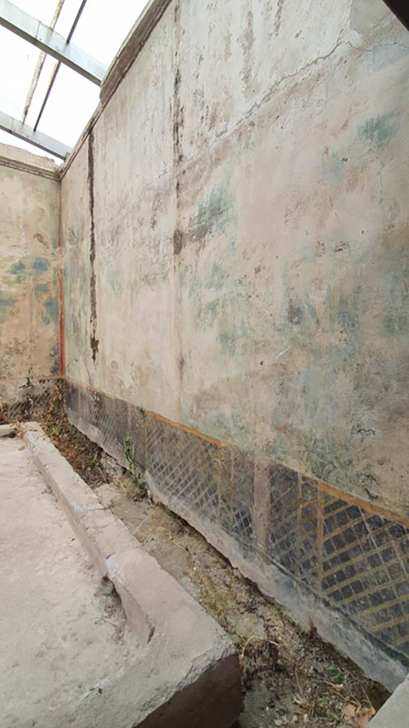 .11.16 Pompeii. July 2021.
Room 6, looking north along east wall with painted garden scene.
Foto Annette Haug, ERC Grant 681269 DÉCOR.