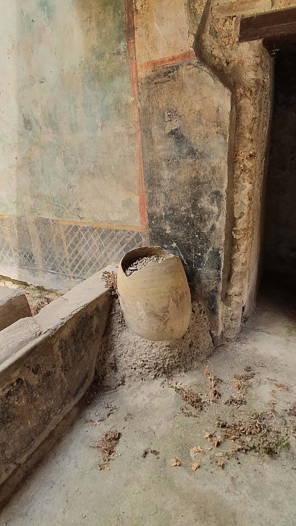 I.11.16 Pompeii. July 2021.
Corridor 9, with pot at south end of east wall, and doorway into room 13, on right.
Foto Annette Haug, ERC Grant 681269 DÉCOR.