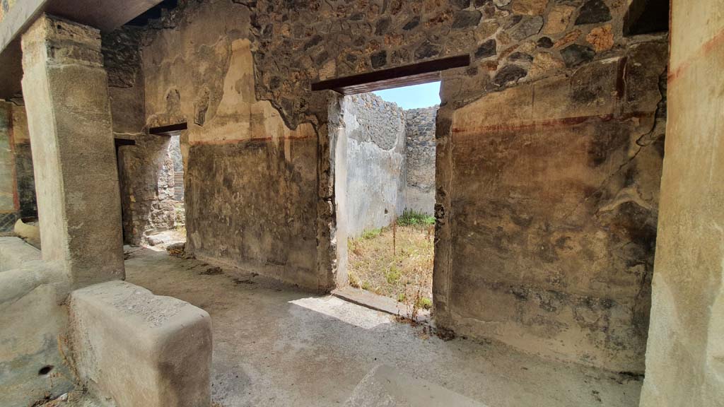 I.11.16 Pompeii. July 2021. Doorways in south wall of corridor 9, on south side of triclinium, looking south-east.
Centre right is room 8, centre left is room 10.
Foto Annette Haug, ERC Grant 681269 DÉCOR.