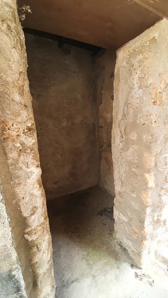 I.11.16 Pompeii. July 2021.
Doorway to cella penaria 13 at east end of corridor 9.
Foto Annette Haug, ERC Grant 681269 DÉCOR.