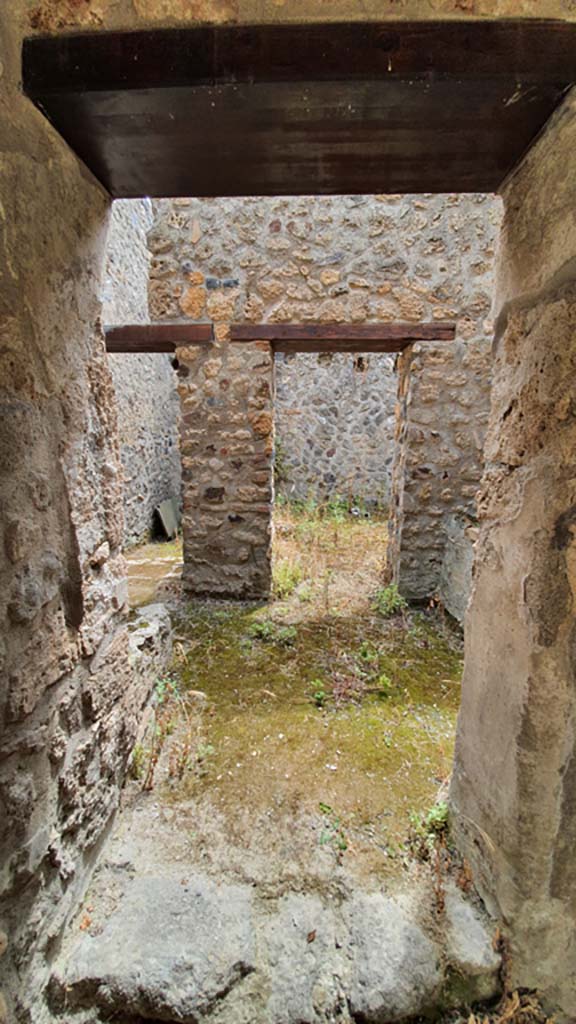 I.11.16 Pompeii. July 2021.
Looking south through doorway into room 10 at east end of south wall, leading into a room with two doorways.
Foto Annette Haug, ERC Grant 681269 DÉCOR.