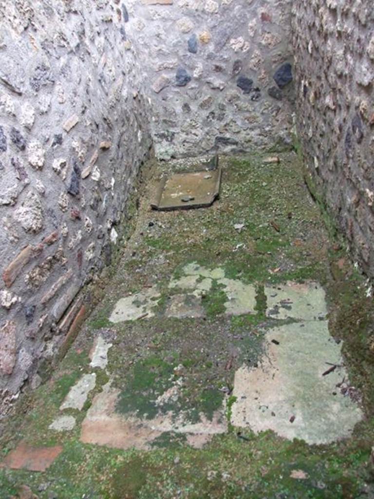 I.11.16 Pompeii. December 2007. Room 11, latrine with floor slabs. According to Packer’s note: When excavated on August 31 1960, according to RDP, this room produced several finds among which were: two bronze coins, a bropken bronze ladle and a terracotta lamp.
See Packer, J: Inns at Pompeii: a short survey, in Cronache Pompeiane IV-1978 (p.18-24, with note on page 22-23)