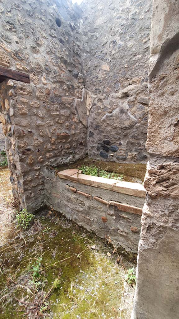 I.11.16 Pompeii. July 2021. West end of kitchen area 10, with hearth.
Foto Annette Haug, ERC Grant 681269 DÉCOR.