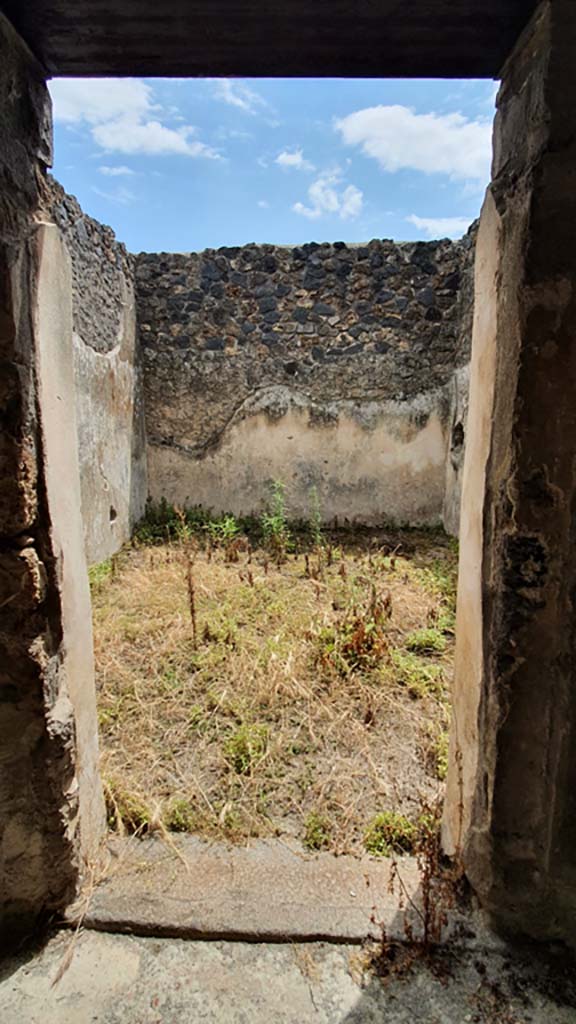 I.11.16 Pompeii. July 2021.
Looking south through doorway 8 on south side of triclinium in corridor 9.
Foto Annette Haug, ERC Grant 681269 DÉCOR.